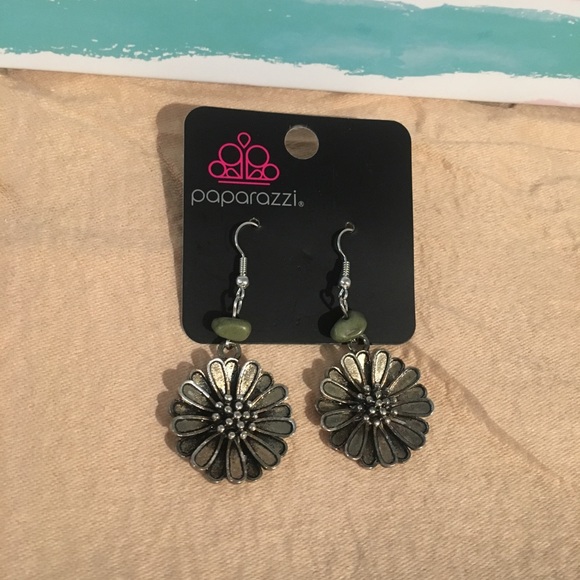 Paparazzi Earrings - Picture 2 of 3